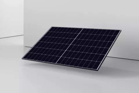 Solarpanel von der Firma Senec mit schwarzen Zellen.